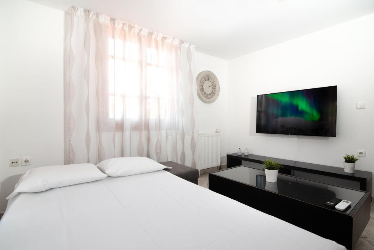 Ns-George Apartments By The Airport Markópoulon Buitenkant foto